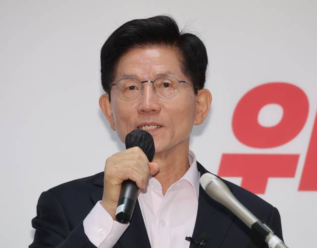김문수 국민의힘 대선 예비후보가 30일 서울 여의도 대하빌딩 후보 캠프 사무실에서 정책 발표 기자회견을 하고 있다. 연합뉴스
