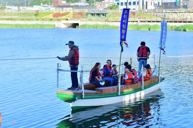 지난해 황룡강 맷나드리축제에서 관광객들이 나룻배 체험을 하고 있는 모습. 사진 제공=장성군