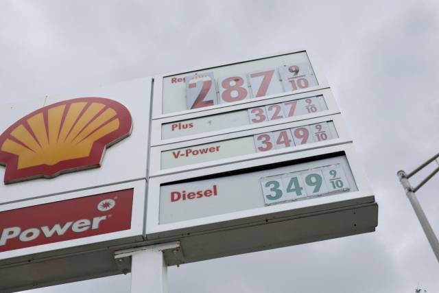 MIAMI, FLORIDA - APRIL 10: A sign displays the price per gallon of gas at a Shell station on April 10, 2025 in Miami, Florida. Lower fuel prices helped with a cooling of inflation last month. The Bureau of Labor Statistics reported that the Consumer Price Index increased 2.4% in March from year-ago levels, compared with 2.8% in February. Joe Raedle/Getty Images/AFP (Photo by JOE RAEDLE / GETTY IMAGES NORTH AMERICA / Getty Images via AFP) <Copyright (c) Yonhap News Agency prohibits its content from being redistributed or reprinted without consent, and forbids the content from being learned and used by artificial intelligence systems.>