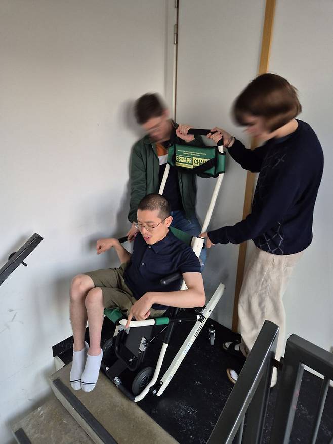 변재원씨가 루벤 대학 기숙사에서 비장애인 학생들과 함께 화재 대피 훈련을 하고 있다. ⓒ변재원 제공