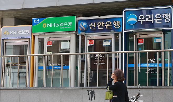 지난 27일 서울 시내 은행 현금인출기(ATM) 모습 ⓒ연합뉴스