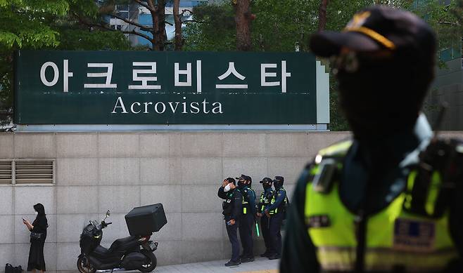 윤석열 전 대통령 부부와 건진법사 전성배씨 사이의 각종 의혹을 수사 중인 검찰이 윤 전 대통령의 사저에 대해 압수수색에 들어간 30일 서울 서초구 아크로비스타 앞에서 경찰들이 근무를 서고 있다. ⓒ연합뉴스