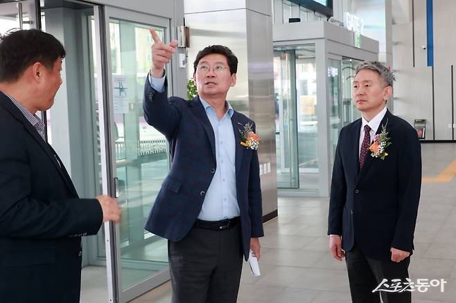 이상일 용인특례시장이 지난 28일 개관식을 열고 정식 운영을 시작한 용인공영버스터미널 시설을 둘러보고 있다. 사진제공｜용인시