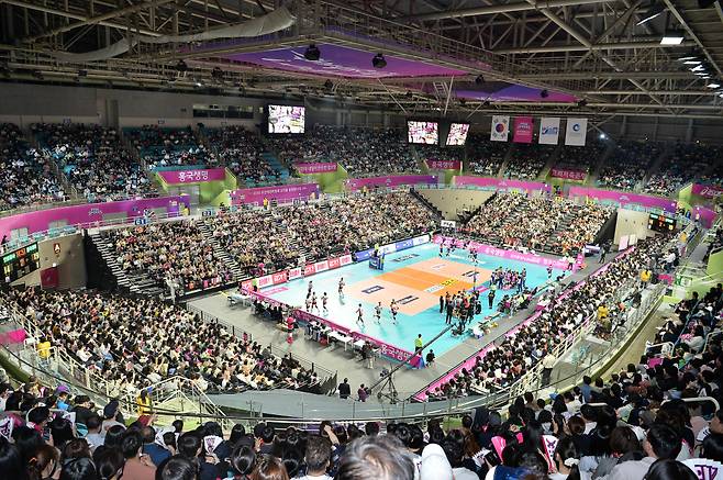 만원관중이 찬 V리그 여자부 경기장 전경. KOVO 제공