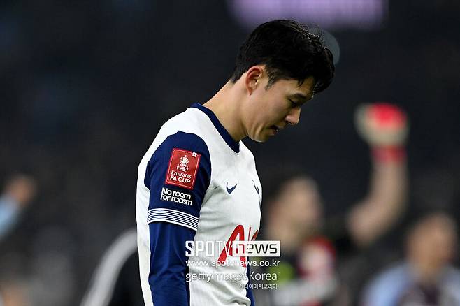 ▲ 가장 문제는 손흥민의 부상 정도가 정확하게 알려지지 않는 데 있다. 처음 다쳤을 때부터 근래 팀 훈련에 복귀했을 때까지 부상 상황 업데이트를 속시원하게 내놓지 못하고 있다. 오로지 포스테코글루 감독의 입을 통해 알려지고 있는데 점점 회의적으로 변하고 있다.