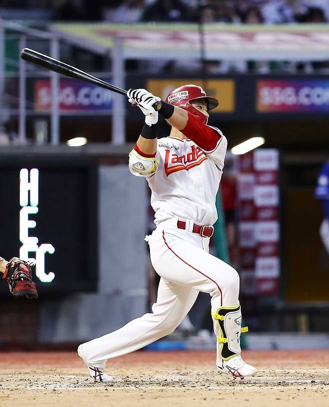 ▲ 연장 10회 투런포로 패배 위기의 팀을 구해낸 최준우 ⓒSSG랜더스