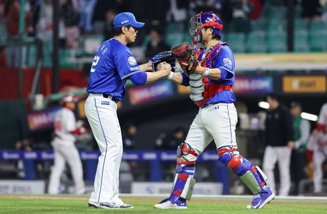 삼성 김재윤(왼쪽)과 강민호가 29일 인천 SSG전에서 9회말을 막은 후 세리머니를 하고 있다. /사진=삼성 라이온즈 제공