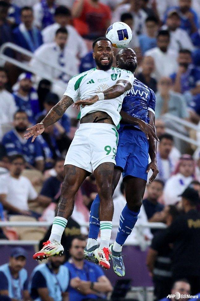 공중볼 경합하는 아이반 토니(왼쪽)와 칼리두 쿨리발리. /AFPBBNews=뉴스1