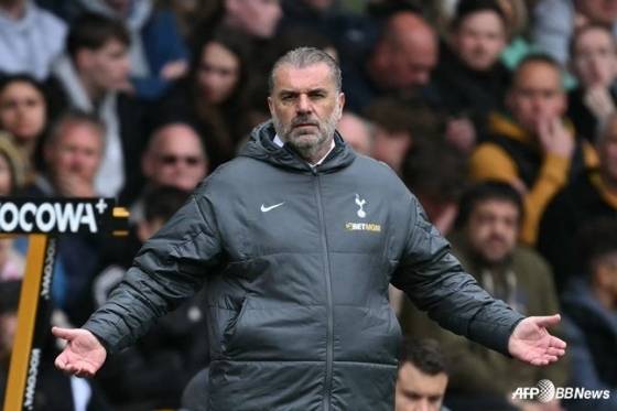 답답한듯 두 팔을 펴 보이는 앙제 포스테코글루 토트넘 감독. /AFPBBNews=뉴스1