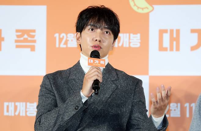 [서울=뉴시스] 김혜진 기자 = 배우 이승기가 12일 오전 서울 광진구 롯데시네마 건대입구에서 열린 영화 '대가족'(감독 양우석) 제작보고회에서 취재진의 질문에 답하고 있다.  '대가족'은 스님이 된 아들(이승기) 때문에 대가 끊긴 만두 맛집 '평만옥' 사장(김윤석)에게 세상 본 적 없던 귀여운 손주들이 찾아오면서 생각지도 못한 기막힌 동거 생활을 하게 되는 가족 코미디. 오는 12월 11일 개봉한다. 2024.11.12. jini@newsis.com /사진=김혜진