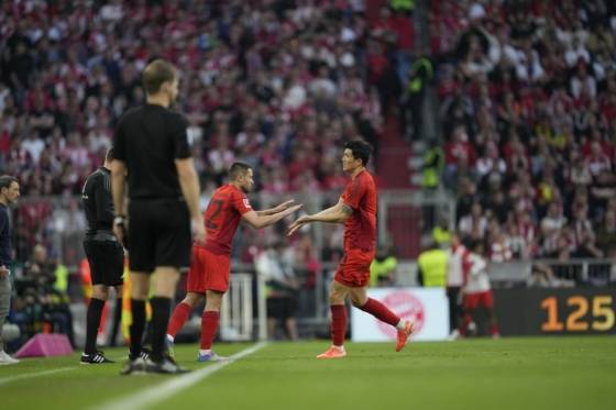 김민재(오른쪽)가 독일 뮌헨의 알리안츠 아레나에서 열린 2024~2025시즌 독일 분데스리가 29라운드에서 보루시아 도르트문트 후반 9분 하파엘 게헤이루와 교체되고 있다. /사진=바이에른 뮌헨 공식 사회관계망서비스(SNS)