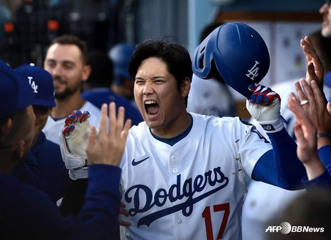 오타니가 홈런을 치고 더그아웃으로 복귀하고 있다. /AFPBBNews=뉴스1