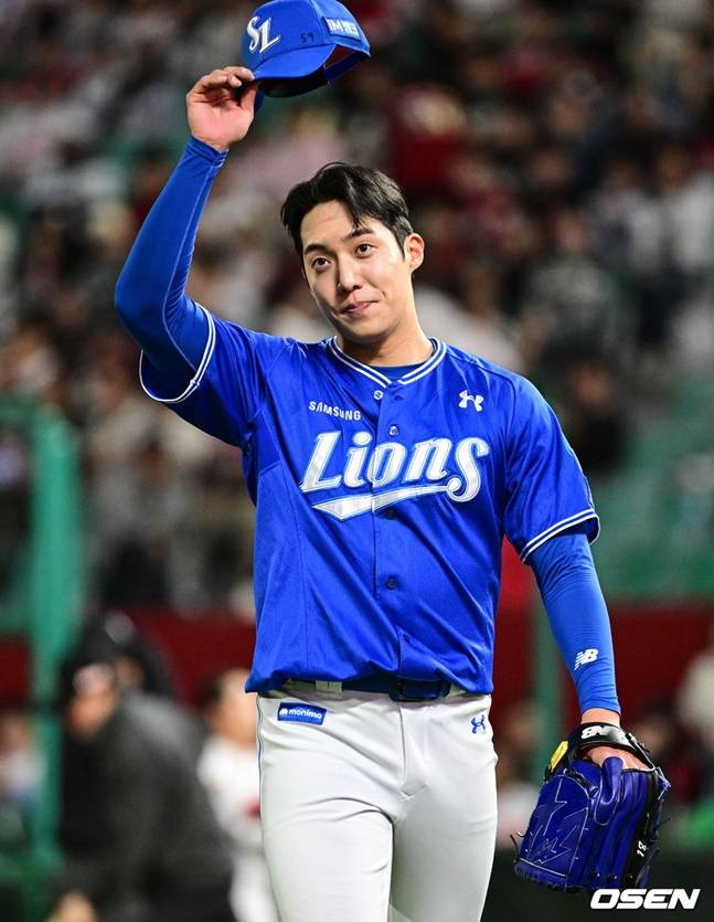 7회를 마무리짓고 관중들에게 손을 흔드는 원태인.