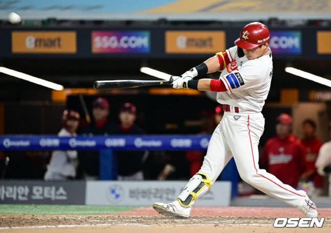 10회말 동점 투런 홈런을 날린 최준우.