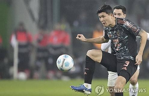 '스카이스포츠 독일'은 30일(한국시간) '김민재는 최근 매각 가능성이 나오고 있다. 이런 추측에도 불구하고 뮌헨에서 자신의 미래를 직접 언급했다'고 보도했다. 이어 '슈포르트 빌트'의 내용을 인용, 김민재가 인터뷰를 통해 '나는 떠날 이유가 없다. 이곳에 남고 싶다'며 '하지만 어떤 일이 벌어질지 지켜봐야 할 것이다. 다음 시즌에는 그저 건강한 몸으로 뛰고 싶다'라고 말했다고 밝혔다. 연합뉴스