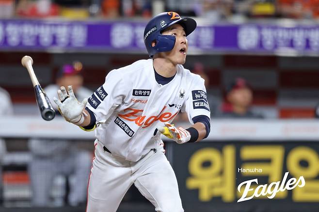 한화 내야수 황영묵은 30일 대전한화생명볼파크에서 열린 '2025 신한 SOL Bank KBO 리그' LG와 정규시즌 다섯 번째 맞대결에서 7회말 대타로 교체 출전했다. 구원 투수 김진성 상대 우측 담장을 넘어가는 결승 2점포를 터트려 팀 승리에 힘을 보탰다. 한화 이글스