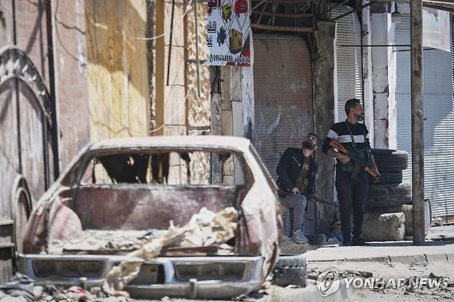 충돌 벌어진 드루즈 마을 (자라마나 AP=연합뉴스) 29일(현지시간) 시리아 수도 다마스쿠스 외곽 자라마나 마을에 무장 병력이 검문소를 지키고 있다. 2025.4.29 photo@yna.co.kr