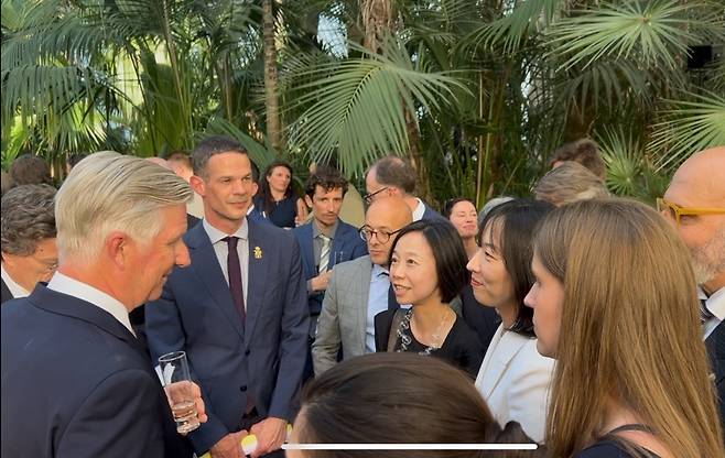 연합뉴스 등과 대화하는 필립 국왕 (브뤼셀=연합뉴스) 벨기에의 필립 국왕(좌)이 29일(현지시간) 벨기에 브뤼셀 라켄궁 내 온실정원에서 열린 언론인 대상 리셉션에서 연합뉴스를 비롯한 기자들과 대화하고 있다. 2025.4.29 shine@yna.co.kr