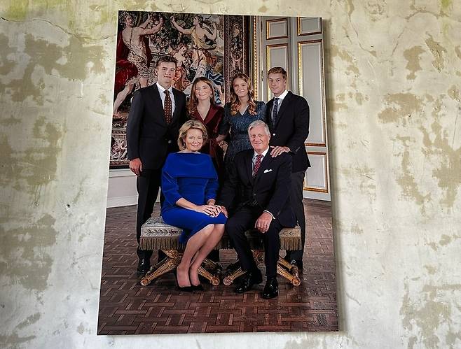 벨기에 국왕 가족사진 (브뤼셀=연합뉴스) 정빛나 특파원 = 벨기에 필립 국왕 주최 언론인 대상 리셉션이 열린 브뤼셀 라켄궁 온실정원에 걸려 있는 왕실 가족사진. 2025.4.29 shine@yna.co.kr