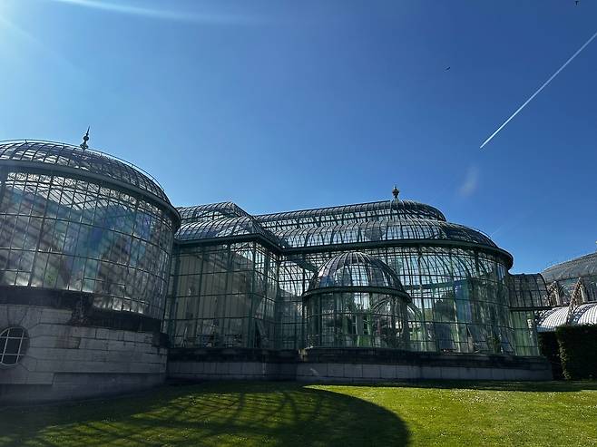 브뤼셀 라켄궁 온실정원 외관 (브뤼셀=연합뉴스) 정빛나 특파원 = 벨기에 국왕 주최 언론인 대상 리셉션이 열린 브뤼셀 라켄궁 온실정원 외관. 2025.4.29 shine@yna.co.kr