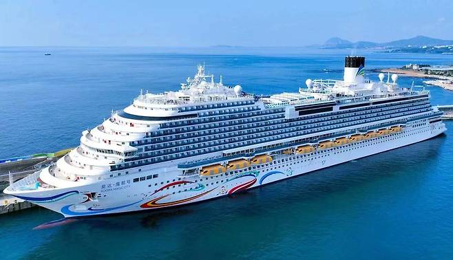 제주 강정항 찾은 중국 크루즈 '아도라매직시티' [제주도 제공. 재판매 및 DB 금지]