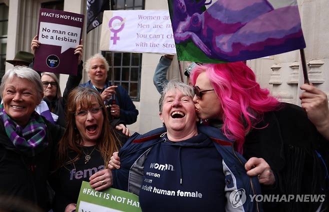 여성 활동가들이 16일(현지시간) 영국 런던 대법원 앞에서 평등법상 '여성'은 생물학적 여성을 뜻한다는 대법원판결에 기뻐하고 있다. [EPA=연합뉴스]