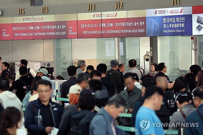 5월 황금연휴 해외여행 '쑥' (영종도=연합뉴스) 이진욱 기자 = 다음달 '황금연휴'를 앞두고 여행업계에서는 해외여행을 떠나려는 여행객이 늘어나면서 여행사들도 대목을 잡기 위한 마케팅에 분주하다. 반면 소상공인들은 소비가 살아날 기미가 없다며 낙심하는 분위기다.
    사진은 28일 인천국제공항 1터미널 출국장 모습. 2025.4.28 cityboy@yna.co.kr