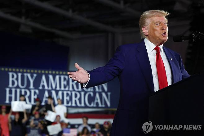 취임 100일 기념 행사에서 연설하는 트럼프 미국 대통령 (워런[美 미시간주] 로이터=연합뉴스) 도널드 트럼프 미국 대통령이 29일(현지시간) 미시간주 머콤카운티에서 취임 100일 기념 유세를 개최하고 있다. 2025.4.29