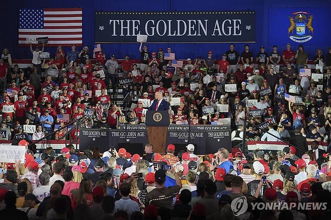 취임 100일 기념 행사에서 연설하는 트럼프 미국 대통령 (워런[美 미시간주] AP=연합뉴스) 도널드 트럼프 미국 대통령이 29일(현지시간) 미시간주 머콤카운티에서 취임 100일 기념 유세를 개최하고 있다. 2025.4.29
