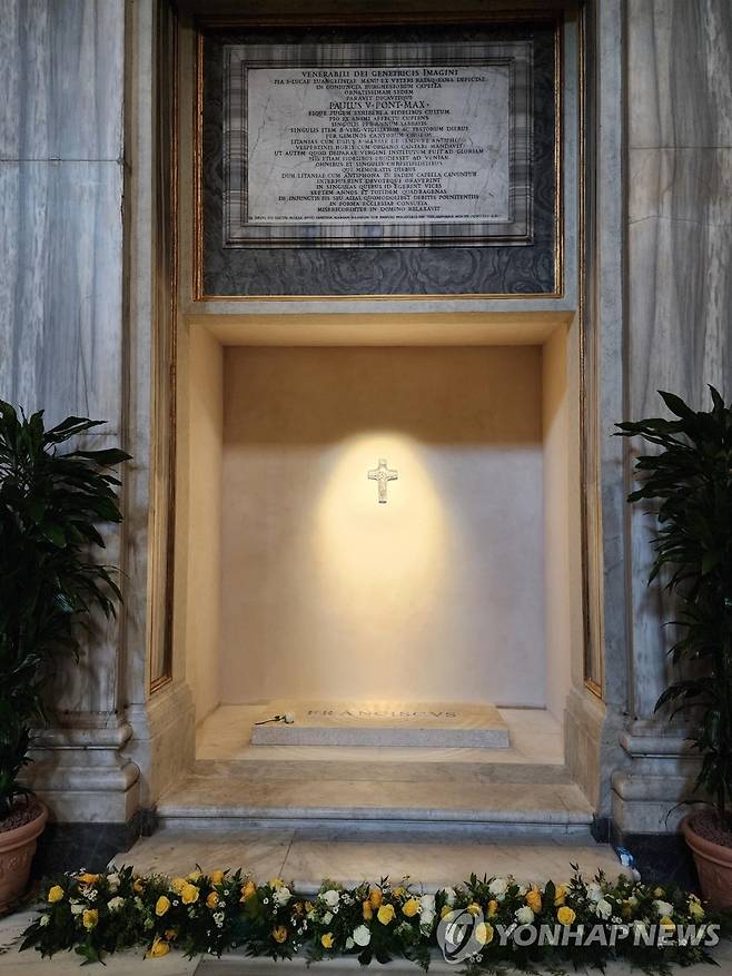 프란치스코 교황의 무덤 (로마=연합뉴스) 신창용 특파원 = 29일(현지시간) 이탈리아 로마 시내 산타 마리아 마조레 대성전에 안장된 프란치스코 교황의 무덤. 2025.4.30 changyong@yna.co.kr