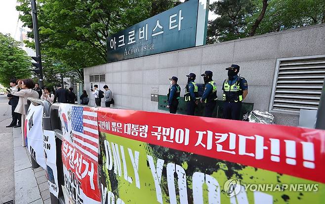 검찰, '윤 전 대통령 부부 사저' 아크로비스타 압수수색 (서울=연합뉴스) 김도훈 기자 = 윤석열 전 대통령 부부와 건진법사 전성배씨 사이의 각종 의혹을 수사 중인 검찰이 윤 전 대통령의 사저에 대해 압수수색에 들어간 30일 서울 서초구 아크로비스타 앞에서 경찰이 대기하고 있다. 2025.4.30 superdoo82@yna.co.kr