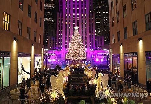 미국 뉴욕 록펠러센터 앞 크리스마스 트리 모습 [UPI=연합뉴스 자료사진. 재판매 및 DB 금지]