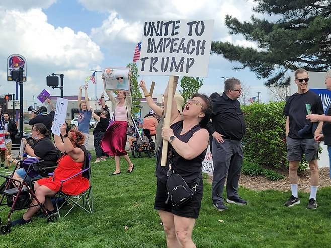 트럼프 대통령 100일 연설장 주변의 시위대 (머콤카운티[미 미시간주]=연합뉴스) 조준형 특파원 = 도널드 트럼프 미국 대통령이 29일(현지시간) 미국 미시간주 머콤 카운티에서 취임 100일 연설을 했다.
연설장 주변에서 트럼프 대통령에 반대하는 시위대가 시위를 벌이고 있다. jhcho@yna.co.kr