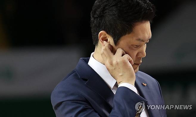 전희철 감독 (원주=연합뉴스) 양지웅 기자 = 16일 오후 강원 원주종합체육관에서 열린 2024-2025 프로농구 원주 DB와 서울 SK의 경기. SK 전희철 감독이 고심하고 있다. 2025.3.16 yangdoo@yna.co.kr