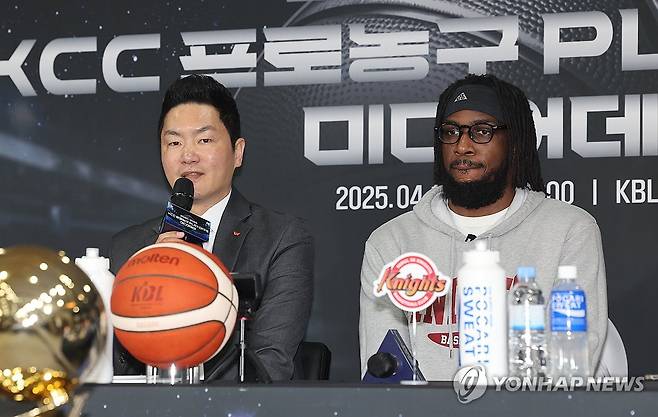 출사표 던지는 SK 전희철 감독 (서울=연합뉴스) 임화영 기자 = 10일 서울 강남구 KBL 센터에서 열린 2024-2025 KCC 프로농구 플레이오프 미디어데이'에서 서울 SK 전희철 감독이 출사표를 던지고 있다. 오른쪽은 SK 자밀 워니. 2025.4.10 hwayoung7@yna.co.kr