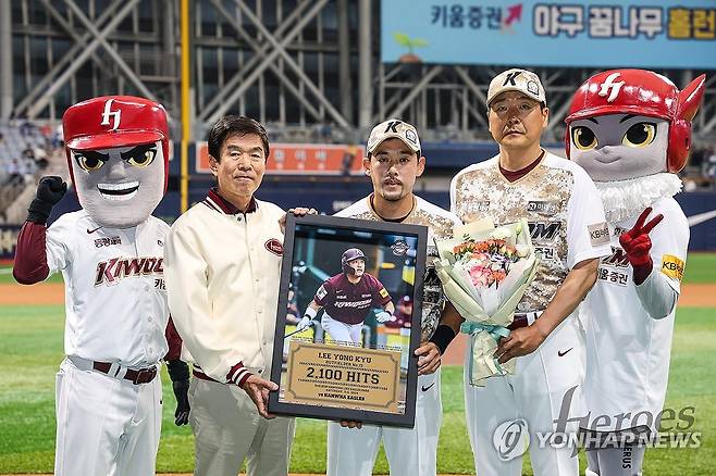 2,100안타를 달성한 키움 히어로즈 이용규 (서울=연합뉴스) KBO리그 역대 14번째 2,100안타를 달성한 키움 히어로즈 이용규가 8일 서울 고척스카이돔에서 열린 프로야구 KBO 리그 삼성 라이온즈와 키움 히어로즈의 경기에 앞서 위재민 대표이사, 홍원기 감독과 기념촬영을 하고 있다. 2024.6.8 [키움 히어로즈 제공. 재판매 및 DB금지] photo@yna.co.kr