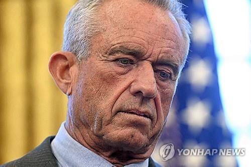 케네디 미국 보건장관 (워싱턴DC AFP=연합뉴스) 2025년 2월 25일 미국 백악관 대통령 집무실에서 도널드 트럼프 대통령이 행정명령에 서명을 마친 후 기자들에게 얘기하는 동안 로버트 케네디 주니어 보건장관이 지켜보고 있다. (Photo by Jim WATSON / AFP) 2025.4.30.