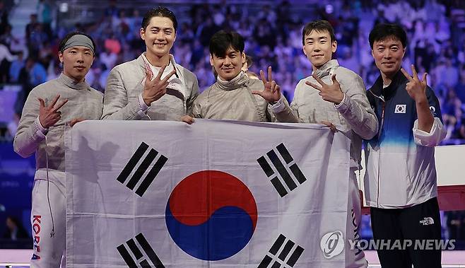 올림픽 3연패 달성한 펜싱 남자 사브르 대표팀 (파리=연합뉴스) 김인철 기자 = 31일(현지시간) 프랑스 파리 그랑 팔레에서 열린 2024 파리올림픽 펜싱 남자 사브르 단체 결승전에서 헝가리를 이기고 금메달을 차지한 한국 선수들이 태극기를 펼치고 있다.
    왼쪽부터 박상원, 오상욱, 구본길, 도경동, 원우영 코치. 2024.8.1 yatoya@yna.co.kr