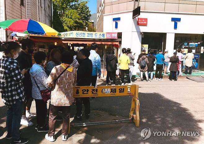 유심 교체 위해 기다리는 시민들 (서울=연합뉴스) 이동칠 기자 = 가입자 유심(USIM) 정보를 탈취당한 SK텔레콤이 유심 무료교체 서비스를 시작한 28일 서울 시내 한 SKT 대리점에서 시민들이 유심 교체를 위해 줄을 서고 있다. 2025.4.28 chil8811@yna.co.kr