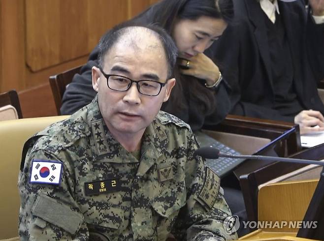 곽종근 전 특전사령관, 윤 대통령 탄핵 심판 피청구인 측 질문에 답변 (서울=연합뉴스) 곽종근 전 육군 특수전사령관이 6일 서울 종로구 헌법재판소에서 열린 윤석열 대통령 탄핵 심판 6차 변론에 증인으로 출석해 피청구인인 윤 대통령 측 대리인들의 질문에 답하고 있다. 2025.2.6 
    [헌법재판소 제공. 재판매 및 DB 금지] photo@yna.co.kr