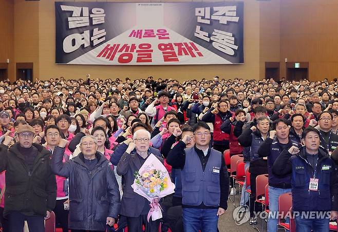 구호 외치는 민주노총 대의원들 (고양=연합뉴스) 김병만 기자 = 전국민주노동조합총연맹 제82차 정기대의원대회. 2025.2.11 kimb01@yna.co.kr