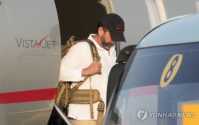 트럼프 주니어 김포공항 도착 (서울=연합뉴스) 도널드 트럼프 미국 대통령의 장남 트럼프 주니어가 29일 서울 강서구 김포공항에 도착,전용기에서 내리고 있다. 정용진 신세계그룹 회장의 초청으로 한국을 찾는 트럼프 주니어는 국내 주요 대기업 총수와 개별 면담을 가질 예정이다. 2025.4.29 [공항사진기자단] photo@yna.co.kr