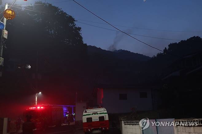 대구 함지산 산불 재발화…서변동 주민 대피령 (대구=연합뉴스) 박세진 기자 = 지난 29일 진화됐던 대구 북구 함지산 산불이 재발화한 뒤 확산하면서 30일 오후 서변동 주민에게 대피 안내문자가 발송된 가운데 서변동 경계 지점 능선에 연기가 피어오르고 있다. 2025.4.30 psjpsj@yna.co.kr