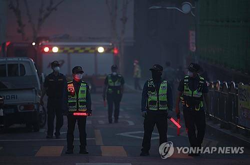 대구 산불 재확산에 출입 통제     (대구-연합뉴스) 김현태 기자 = 대구에서 발생한 대형 산불이 이틀 만에 진화됐다가 일부에서 재발화하며 확산하는 가운데 30일 오후 대구 북구 서변동 일대 주택가가 산불에 의한 연기에 휩싸이며 경찰이 출입을 통제하고 있다. 2025.4.30
    mtkht@yna.co.kr