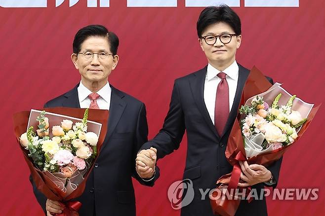 국민의힘 최종 경선 진출한 김문수·한동훈 후보 (서울=연합뉴스) 국민의힘 대선 최종 경선에 진출한 김문수(왼쪽)·한동훈 후보가 29일 서울 여의도 당사에서 2차 경선 결과 발표 후 꽃다발을 들고서 기념촬영 하고 있다. 2025.4.29 [국회사진기자단] utzza@yna.co.kr