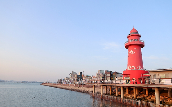 시흥시 오이도의 명물인 ‘빨간등대’. /시흥시 제공
