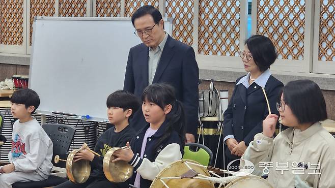 임태희 경기도교육청 교육감이 국악 오케스트라 현장을 방문해 학생들의 기량을 바라보고 있다. 사진=박홍기 기자