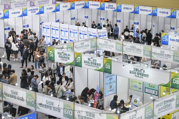 30일 목포실내체육관에서 개막한 2025 상반기 전남일자리 박람회장에 일자리를 찾기 위해 찾은 많은 구직자들로 북적이고 있다. 
 /김진수 기자 jeans@kwangju.co.kr