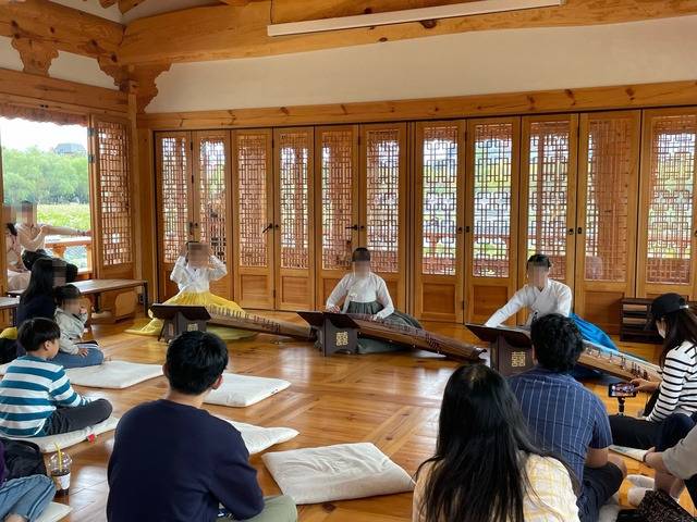 연화정도서관에 방문한 시민들이 전통 악기 연주에 집중하고 있다. 연화정 도서관 제공