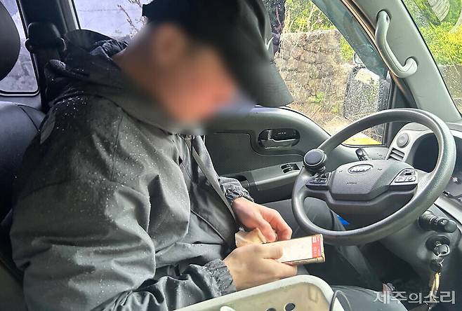 한씨는 수시로 어플리케이션을 통해 배송지를 확인했다. ⓒ제주의소리